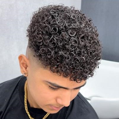 نمونه فر موی مردانه بغل سفید در آرایشگاه فر موی حمید یاری